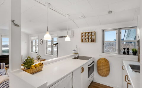 Ovine - 200M from the Sea: Küche, Interior Design, Flooring, Decke, Countertop, Holz, Cabinetry, Light Fixture, Möbel, Fussboden