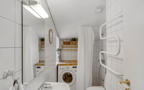 Ovine - 200M from the Sea: Wand, Flooring, Interior Design, Fussboden, Armatur, Decke, Installation, Badezimmer, Zimmer, Toilette