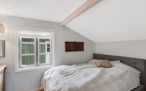 Ovine - 200M from the Sea: Schlafzimmer, Bett, Bedding, Interior Design, Holz, Möbel, Decke, Bettdecke, Linens, Fussboden