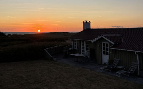 Ovine - 200M from the Sea: Himmel, Dämmerung, Haus, Sonnenuntergang, Dach, Afterglow, Hütte, Zuhause, Sonnenaufgang, Abend