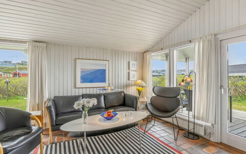 Alea - 150M from the Sea: Interior Design, Decke, Fussboden, Hartholz, Wohnzimmer, Zimmerpflanze, Holzboden, Design, Holzbeize, Couch