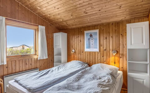 Alea - 150M from the Sea: Holz, Schlafzimmer, Zuhause, Haus, Bett, Bedding, Bettdecke, Decke, Hütte, Bettrahmen