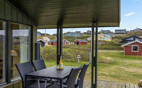 Alea - 150M from the Sea: Holz, Veranda, Zuhause, Tür, Haus, Dach, Hütte, Abstellgleis, Schatten, Grundstueck