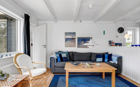Tinka - 100M from the Sea: Flooring, Holz, Möbel, Fussboden, Interior Design, Couch, Holzboden, Wohnzimmer, Decke, Zimmer