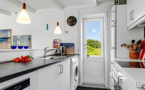 Tinka - 100M from the Sea: Flooring, Küche, Major Appliance, Fussboden, Countertop, Haushaltsgerät, Decke, Zapfhahn, Küchengerät, Sinken