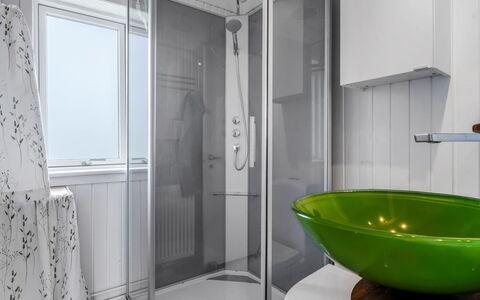Tinka - 100M from the Sea: Interior Design, Wand, Armatur, Flooring, Badezimmer, Fussboden, Sinken, Bad Sink, Zapfhahn, Installation