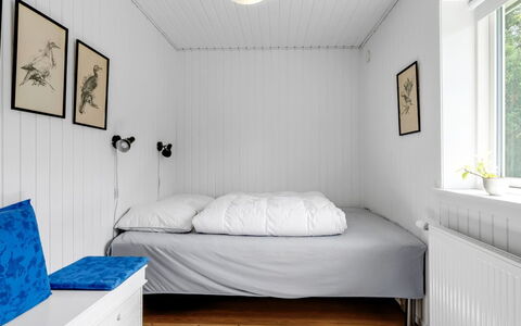 Tinka - 100M from the Sea: Flooring, Holz, Fussboden, Schlafzimmer, Interior Design, Bett, Bettdecke, Möbel, Bedding, Zimmer