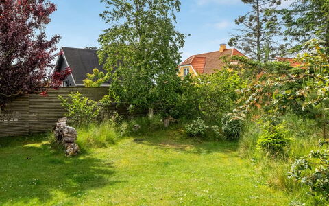 Tinka - 100M from the Sea: Grün, Vegetation, Strauch, Garten, Grundstueck, Ländliches Gebiet, Hütte, Ground, Rasen