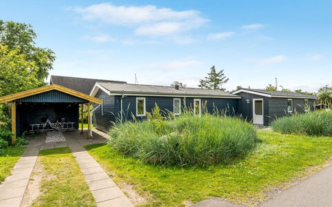 Tinka - 100M from the Sea: Zuhause, Dach, Hütte, Abstellgleis, Estate, Rasen, Garten, Garten, Landscaping, Schatten