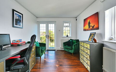 19, South Way: Schwimmbad, Hotel, Balkon