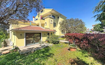 Rovinj 146: Schwimmbad, Hotel, Balkon