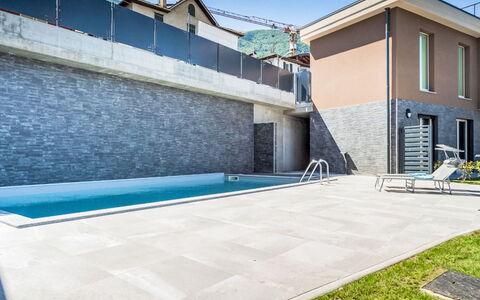 Casa Bel Lago: Schwimmbad, Verbundwerkstoff, Resort, Fliese, Beton, Schatten, Hotel, Villa, Hof, Gartenmöbel