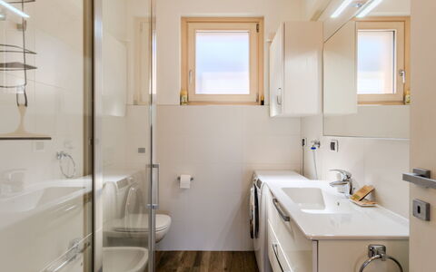 Casa Bel Lago: Flooring, Badezimmer, Fussboden, Interior Design, Armatur, Wand, Bad Sink, Sinken, Zapfhahn, Decke