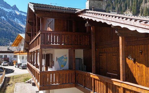 Casa Arnica: Schwimmbad, Hotel, Balkon