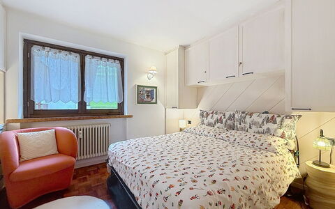 Casa Arnica: Möbel, Bett, Interior Design, Schlafzimmer, Wand, Bettdecke, Zimmer, Bedding, Fussboden, Holz