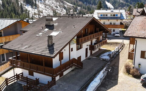 Casa Arnica: Schwimmbad, Hotel, Balkon