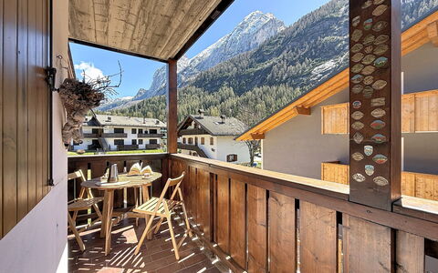 Casa Arnica: Gebirge, Hartholz, Holzbeize, Senke, Alpen, Bergdorf, Holz, Sperrholz, Planke, Balkon