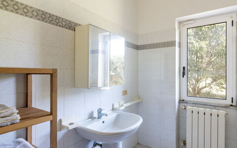 Tarquinia Garden Home: Flooring, Armatur, Fussboden, Bad Sink, Badezimmer, Interior Design, Sinken, Zapfhahn, Installation, Fliese