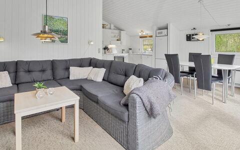 Brunhild - 29Km from the Sea: Holz, Flooring, Couch, Möbel, Fussboden, Wohnzimmer, Decke, Hartholz, Holzboden