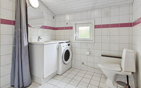 Brunhild - 29Km from the Sea: Flooring, Waschmaschine, Armatur, Fussboden, Interior Design, Decke, Wäschetrockner, Wäschekammer, Badezimmer, Installation