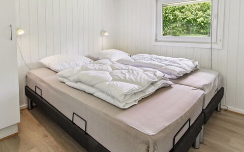 Brunhild - 29Km from the Sea: Bett, Schlafzimmer, Bettdecke, Bedding, Bettrahmen, Interior Design, Möbel, Linens, Zimmer, Kissen