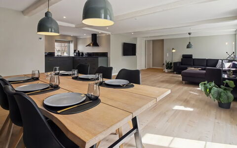 Farah - 25Km from the Sea: Möbel, Holz, Interior Design, Flooring, Fussboden, Stuhl, Zimmer, Decke, Wohnzimmer, Wohnung