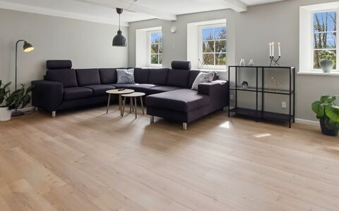 Farah - 25Km from the Sea: Möbel, Holz, Interior Design, Flooring, Fussboden, Stuhl, Zimmer, Decke, Wohnzimmer, Wohnung