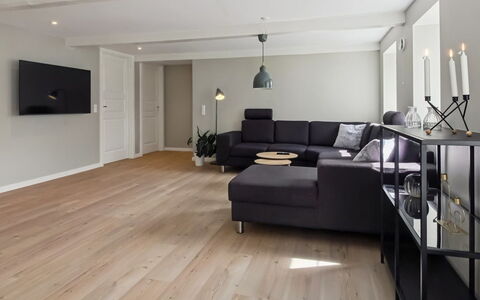 Farah - 25Km from the Sea: Möbel, Holz, Interior Design, Flooring, Fussboden, Stuhl, Zimmer, Decke, Wohnzimmer, Wohnung