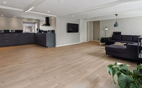 Farah - 25Km from the Sea: Möbel, Holz, Interior Design, Flooring, Fussboden, Stuhl, Zimmer, Decke, Wohnzimmer, Wohnung