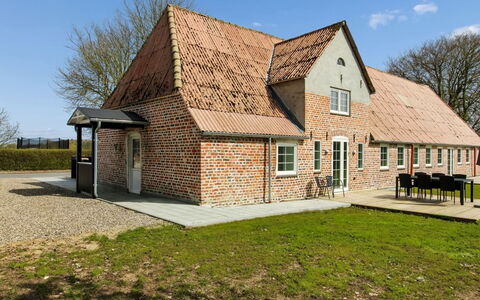 Farah - 25Km from the Sea: Möbel, Holz, Interior Design, Flooring, Fussboden, Stuhl, Zimmer, Decke, Wohnzimmer, Wohnung