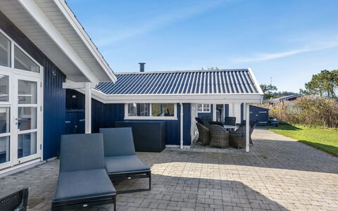 Halona - 400M from the Sea: Holz, Zuhause, Veranda, Deck, Hartholz, Dach, Holzbeize, Holzboden, Eco Hotel