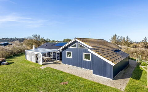 Halona - 400M from the Sea: Holz, Zuhause, Veranda, Deck, Hartholz, Dach, Holzbeize, Holzboden, Eco Hotel