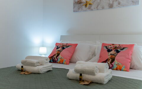 Villa Margherita: Interior Design, Möbel, Fussboden, Zimmer, Schlafzimmer, Linens, Kissen, Textil, Flooring, Dekokissen