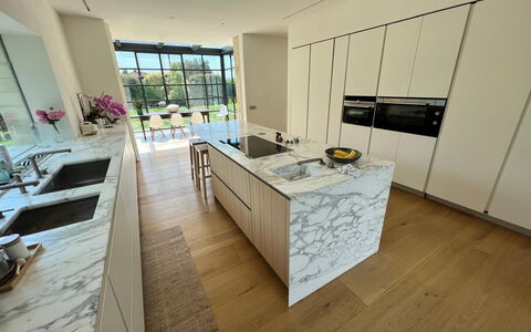 Villa Elena: Flooring, Küche, Countertop, Interior Design, Fussboden, Zuhause, Küchengerät, Fliese, Cabinetry, Marmor