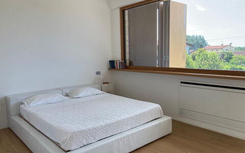 Villa Elena: Bett, Schlafzimmer, Interior Design, Flooring, Fussboden, Wand, Holz, Bedding, Bettdecke, Möbel