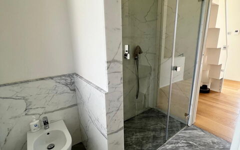 Villa Elena: Flooring, Fussboden, Armatur, Fliese, Badezimmer, Installation, Marmor
