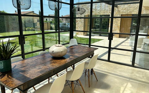 Villa Elena: Möbel, Holz, Interior Design, Tabelle, Flooring, Stuhl, Küche & Esszimmer Tisch, Fussboden, Beleuchtung, Esszimmer