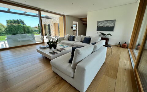 Villa Elena: Möbel, Flooring, Interior Design, Couch, Fussboden, Wohnzimmer, Holzboden, Holz, Zuhause, Tabelle