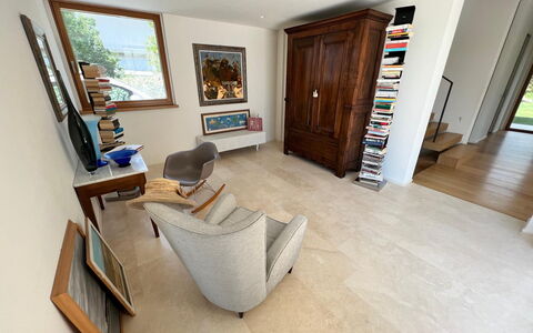 Villa Elena: Möbel, Flooring, Fussboden, Interior Design, Holz, Holzboden, Zimmer, Beleuchtung, Bilderrahmen, Wohnzimmer