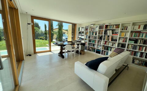 Villa Elena: Möbel, Interior Design, Flooring, Fussboden, Couch, Holz, Bücherregal, Wohnzimmer, Zimmer, Regale