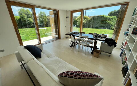 Villa Elena: Flooring, Möbel, Interior Design, Fussboden, Holz, Couch, Wohnzimmer, Zuhause, Beleuchtung, Zimmer
