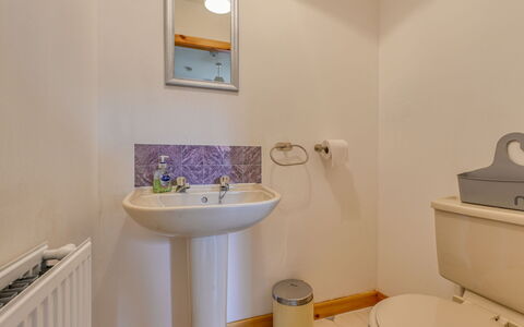 Highland Hillside Retreat: Flooring, Fussboden, Armatur, Interior Design, Bad Sink, Badezimmer, Zimmer, Sinken, Decke, Installation