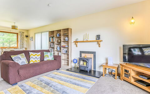 Highland Hillside Retreat: Holz, Möbel, Flooring, Zuhause, Wohnung, Hartholz, Wohnzimmer, Holzbeize, Couch