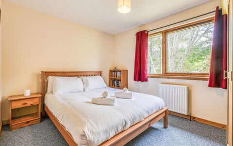 Highland Hillside Retreat: Holz, Möbel, Bett, Interior Design, Schlafzimmer, Zuhause, Flooring, Bettdecke, Bedding, Bettrahmen