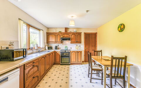 Highland Hillside Retreat: Interior Design, Flooring, Holz, Küche, Möbel, Decke, Cabinetry, Fussboden, Countertop, Zimmer