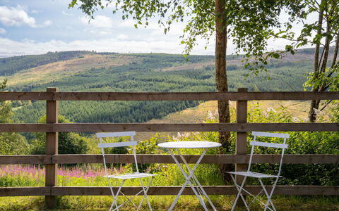 Highland Hillside Retreat: Möbel, Gartenmöbel, Holz, Stuhl, Tabelle, Tisch Im Freien, Klappstuhl, Frühling, Garten, Holzbeize