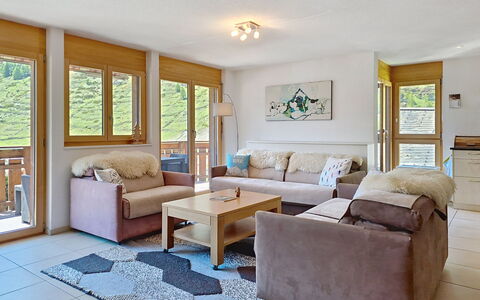 Carlos: Möbel, Interior Design, Flooring, Couch, Holz, Fussboden, Zimmer, Decke, Wohnzimmer, Tabelle