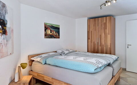 Carlos: Möbel, Bett, Interior Design, Schlafzimmer, Holz, Flooring, Bedding, Bettdecke, Fussboden, Zimmer