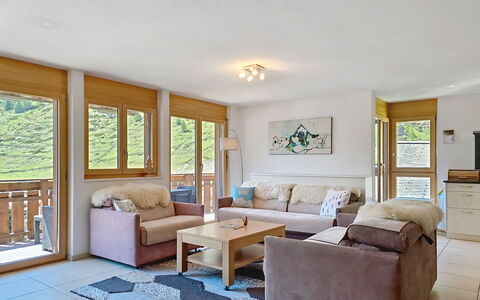Carlos: Möbel, Interior Design, Flooring, Fussboden, Holz, Decke, Zimmer, Couch, Wohnzimmer, Tabelle