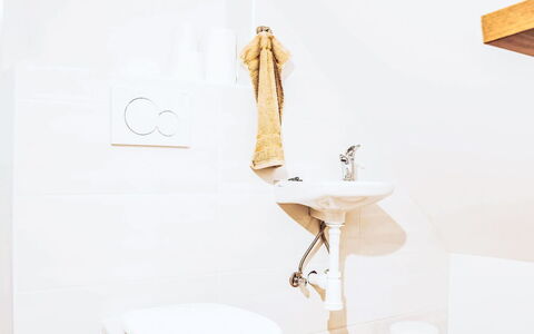 Bukanda: Flooring, Fussboden, Holz, Interior Design, Toilette, Armatur, Badezimmer, Toilleten Sitz, Installation, Zuhause